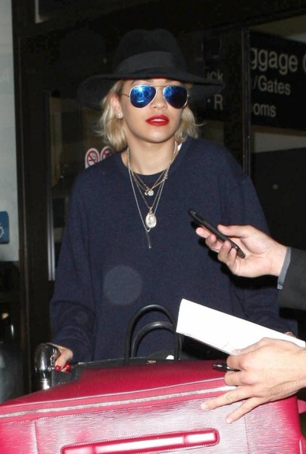 بالصور: ريتا أورا في مطار Lax