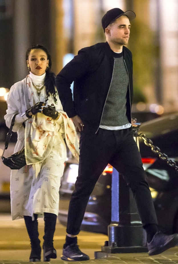 روبرت باتينسون يصطحب صديقته للعشاء في مدينة نيويورك