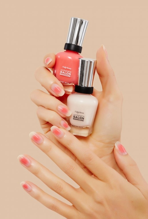 موضة الأظافر للصيف من Sally Hansen متوردّة
