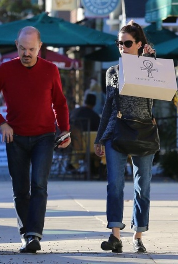 بالصور: ساندرا بولوك تتسوق في شيرمان أوكس