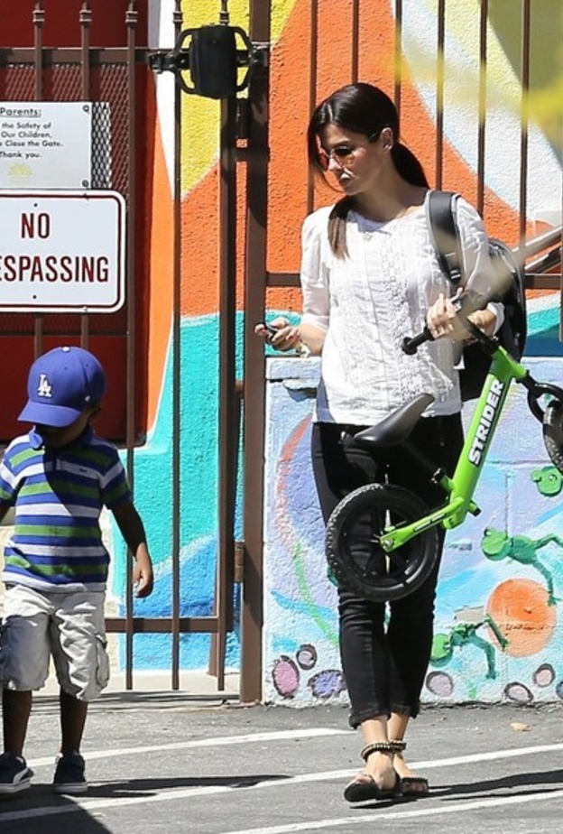 بالصور: ساندرا بولوك تصطحب ابنها إلى المدرسة