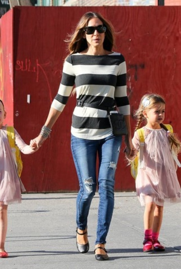 بالصور: سارة جيسيكا باركر تصطحب إبنتيها إلى المدرسة