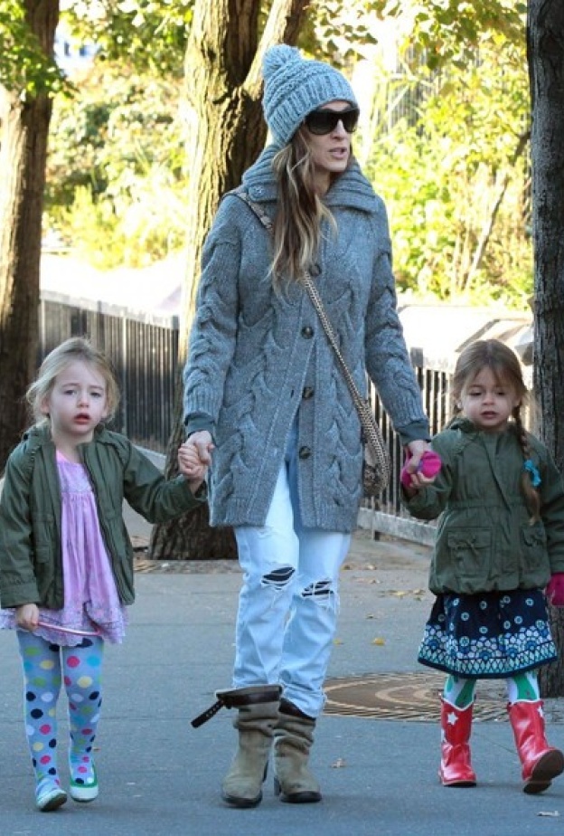 بالصور: سارة جيسيكا باركر تمشي مع إبنتيها للمدرسة