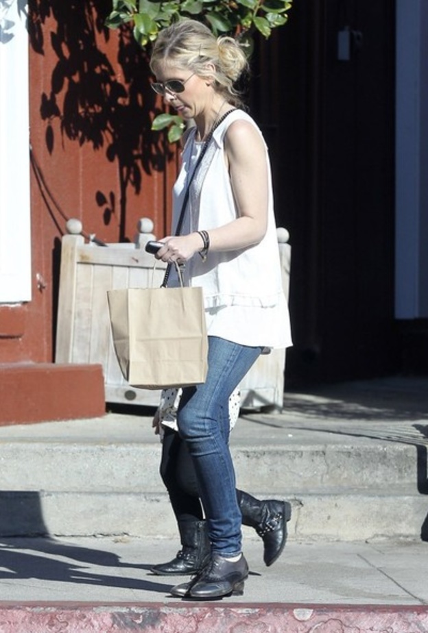 بالصور: سارة ميشيل غيلر وإبنتها شارلوت تغادران Country Mart 