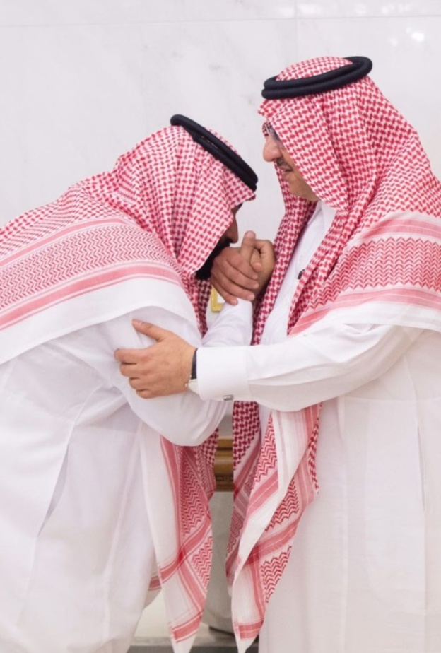 فيديو: الأمير محمد بن نايف يبايع الأمير محمد بن سلمان ولياً للعهد 