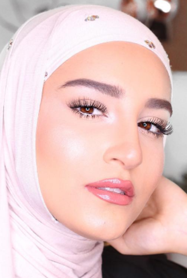 تعتمد دلال الدزب على تكثيف الرموش لإطلالة نهارية مميزة