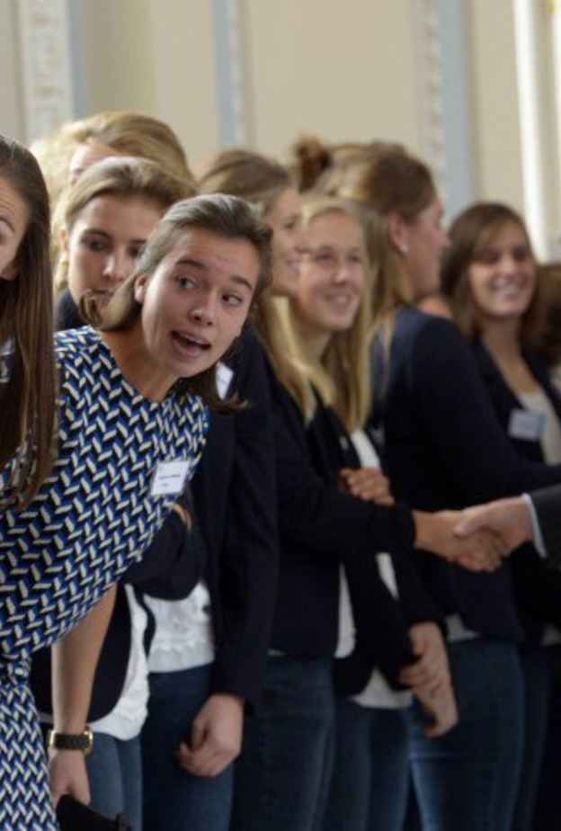 بالصور: سيلفي فتيات الهوكي يسرق الأضواء من فيليب وماتيلدا