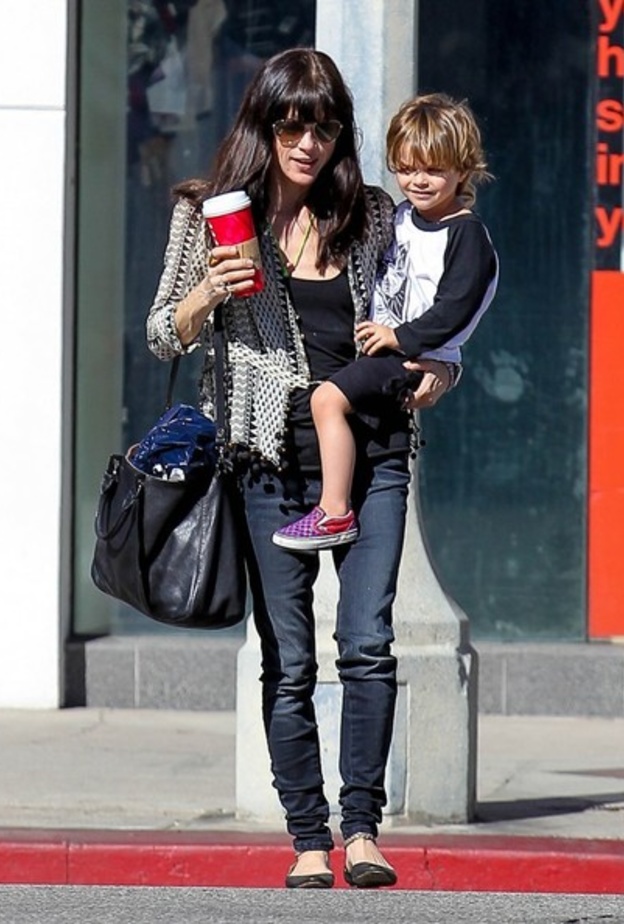 بالصور: سلمى بلير تصطحب إبنتها للتسوق