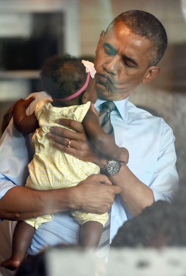 أوباما يقوم بتقبيل صغيرة بطريقة مضحكة
