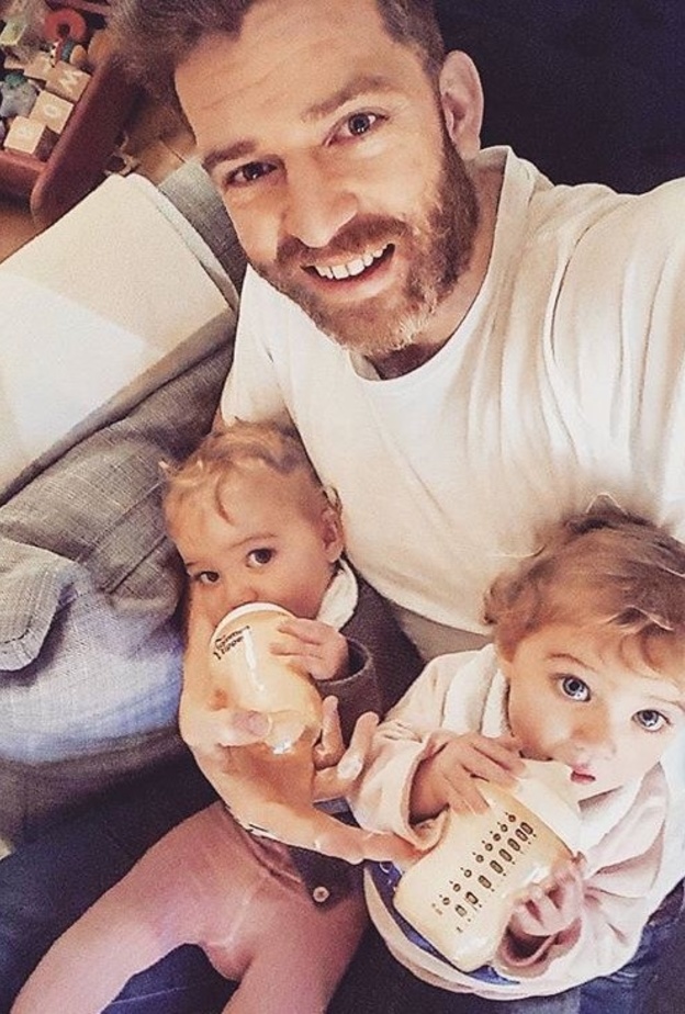 Simon اشتهر بسبب بناته 