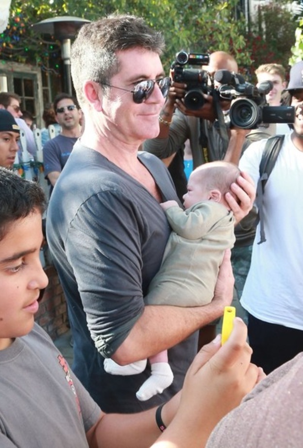 بالصور: سيمون كويل وعائلته يتنزهون في عيد الفصح