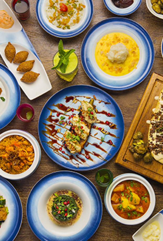 أطايب رمضانية غنية على مائدة مطعم سراج