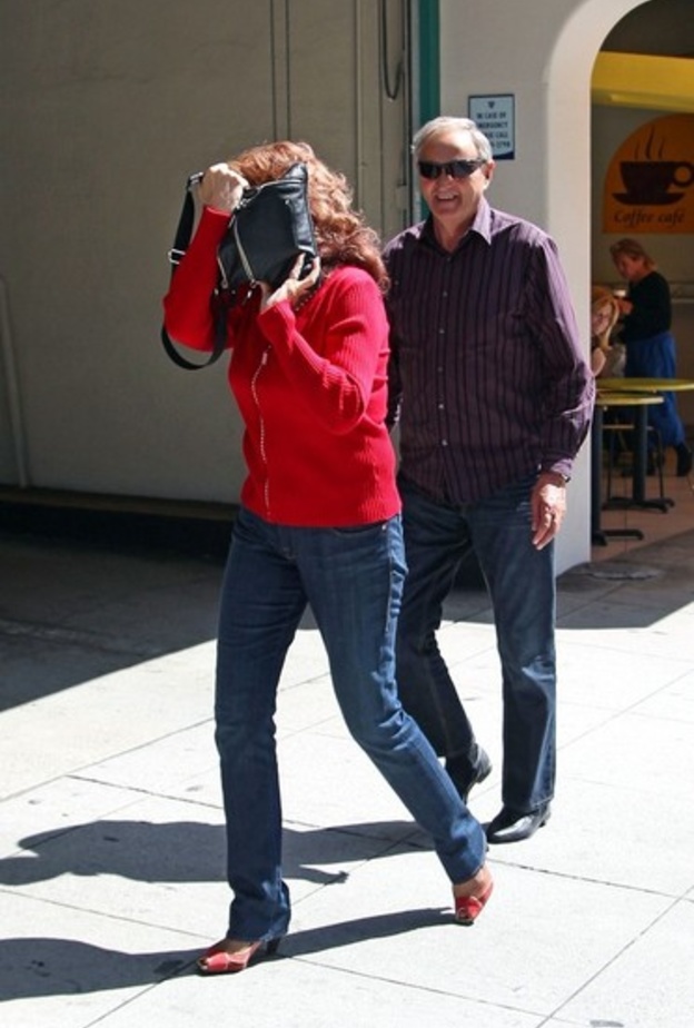 بالصور: صوفيا لورين تتنزه في لوس أنجلوس