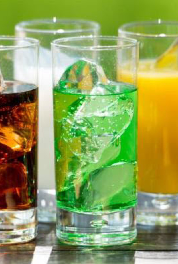 تزيد المشروبات المحلَاة من خطر السُمنة ومرض السكري