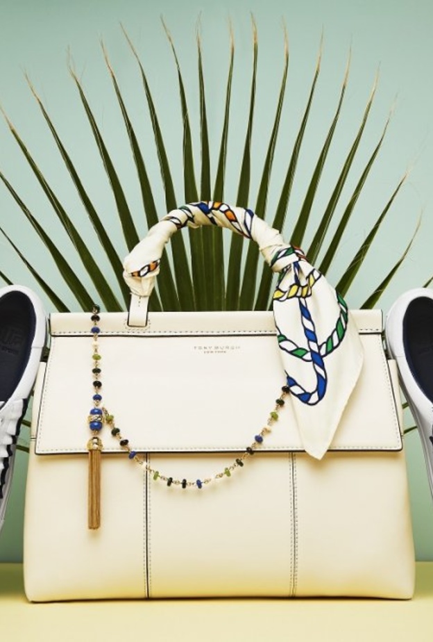 حقيبة مخططة بالأخضر والأسود م حذاء مول بني من  "توري بيرش" Tory Burch 