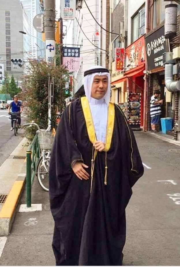 Takatoriya يرتدي البشت  كذلك 