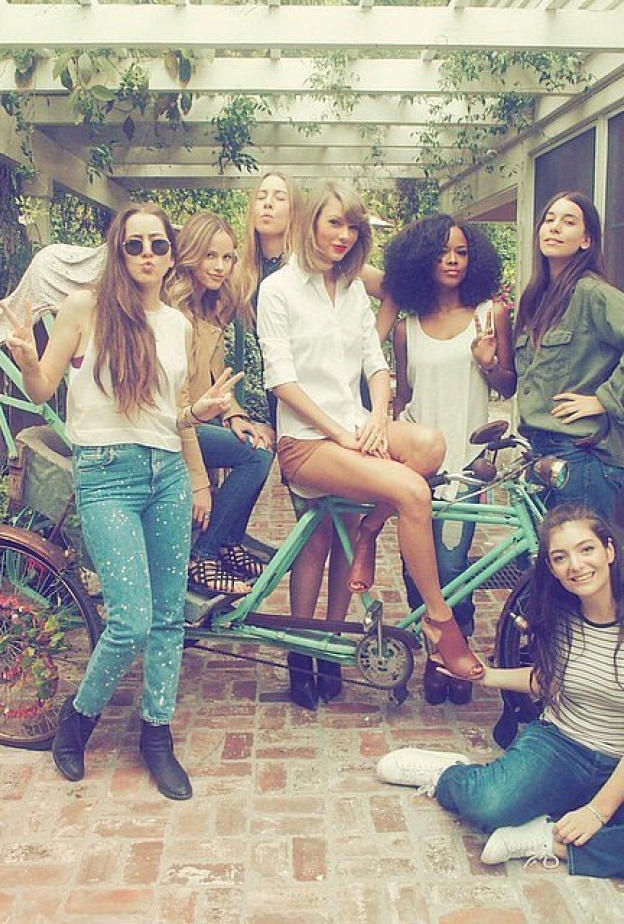 تايلور سويفت تقيم حفل شواء لصديقاتها