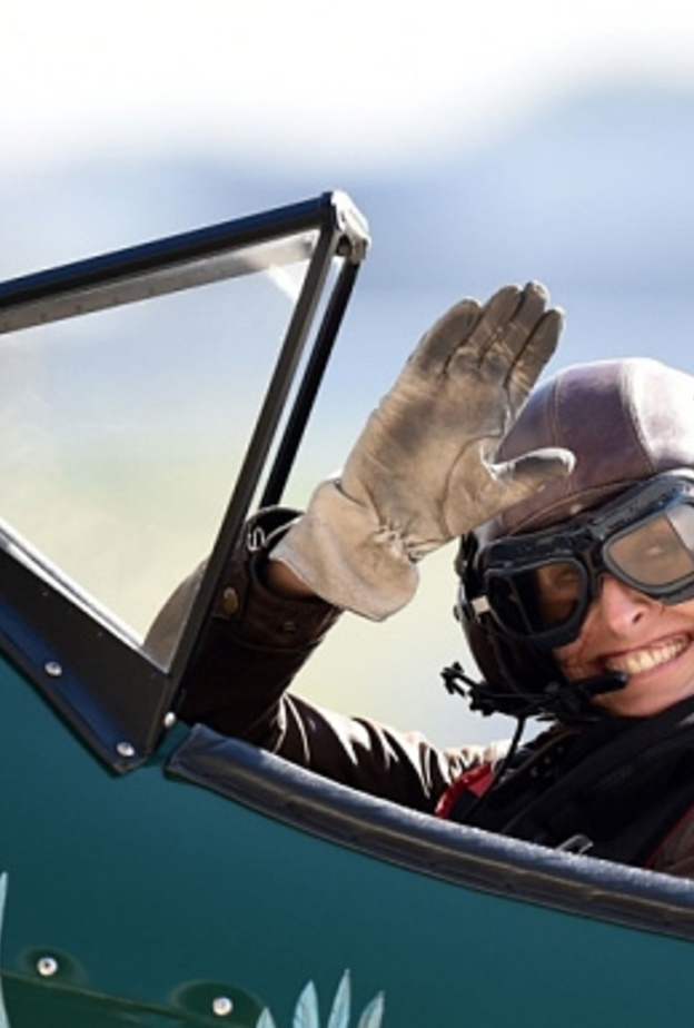 "كورتيس تايلور" تحلق بطائرة بوينغ ستيرمان 1942 