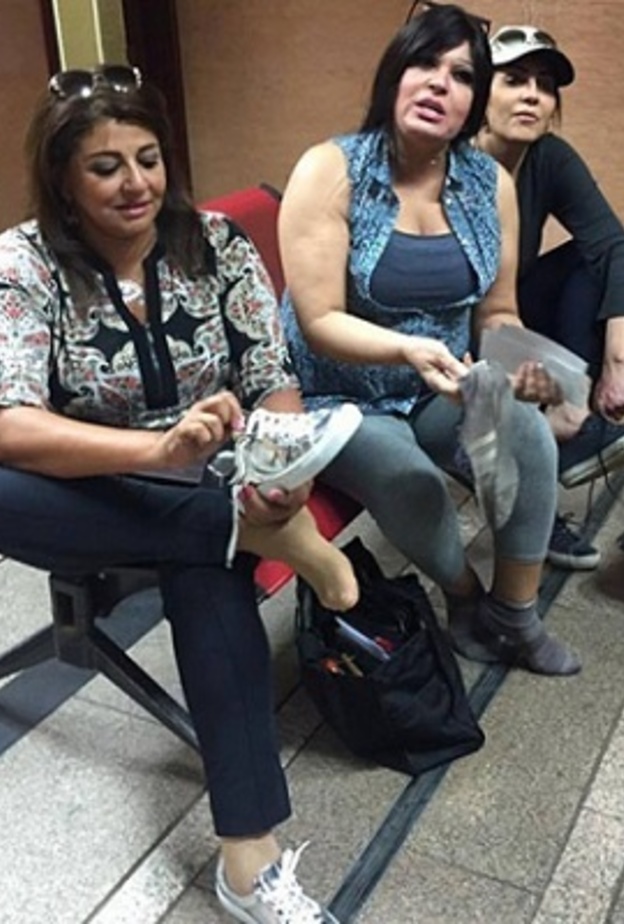 نجمات يخلعن الاحذية في المطار