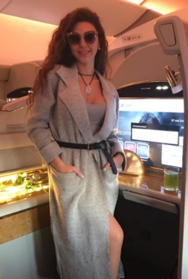 ميريام فارس داخل الطائرة