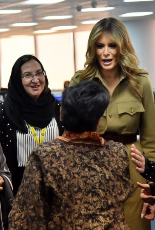 ميلانيا ترامب تلتقط الصور التذكارية برفقة الموظفات السعوديات
