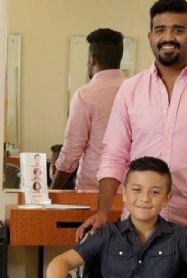 الشاب السعودي برفقة الطفل الأمريكي