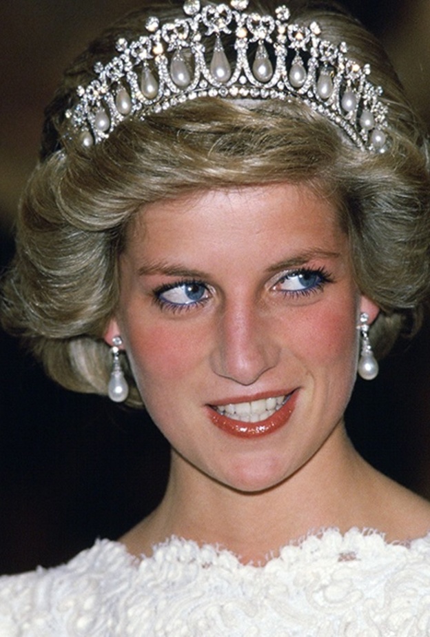 عشق الأميرة ديانا لعقود choker