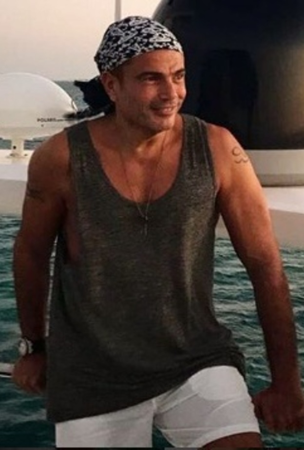 عمرو دياب خلال اجازته قبل ايام مع احمد هشمية