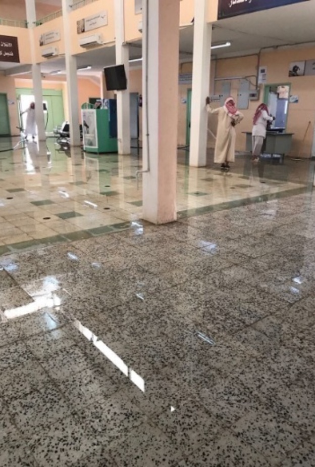 المعلمون أثناء قيامهم بالمبادرة التي كانت محل حديث مواقع التواصل الاجتماعي 