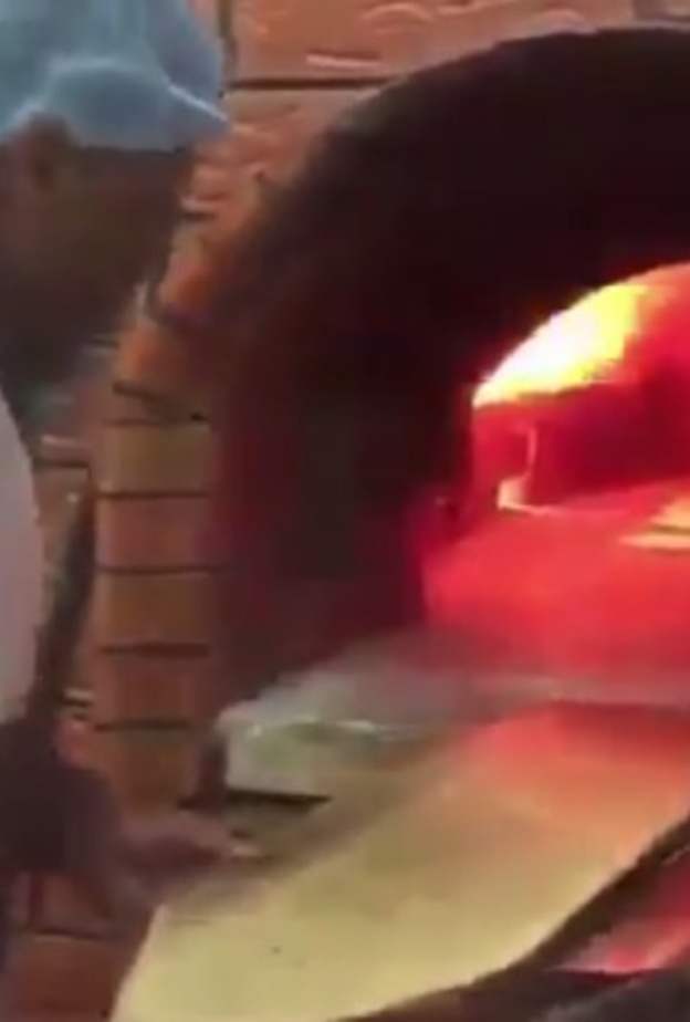 الشاب السعودي أثناء قيامه بعمله في المخبز