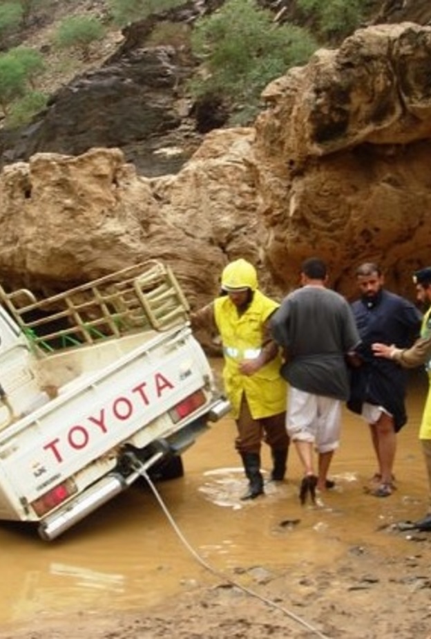 جهود رجال الحماية المدنية لا تتوقف لإنقاذ المصابين 