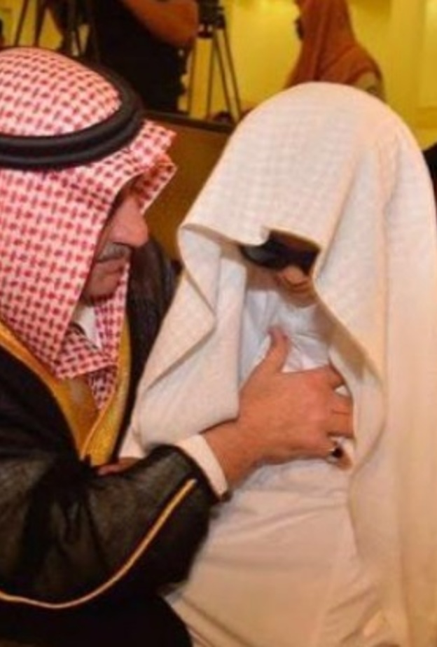 أمير منطقة تبوك أثناء تكريم الطفل الكفيف 