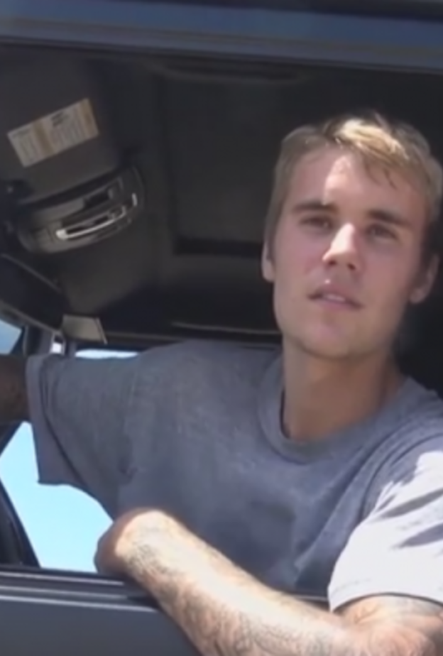 جاستن يوقف سيارته