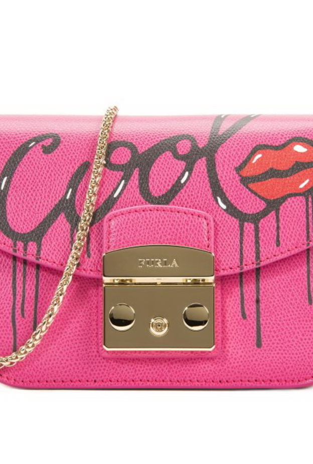 تتميز حقيبة Cool بشفتين عليها