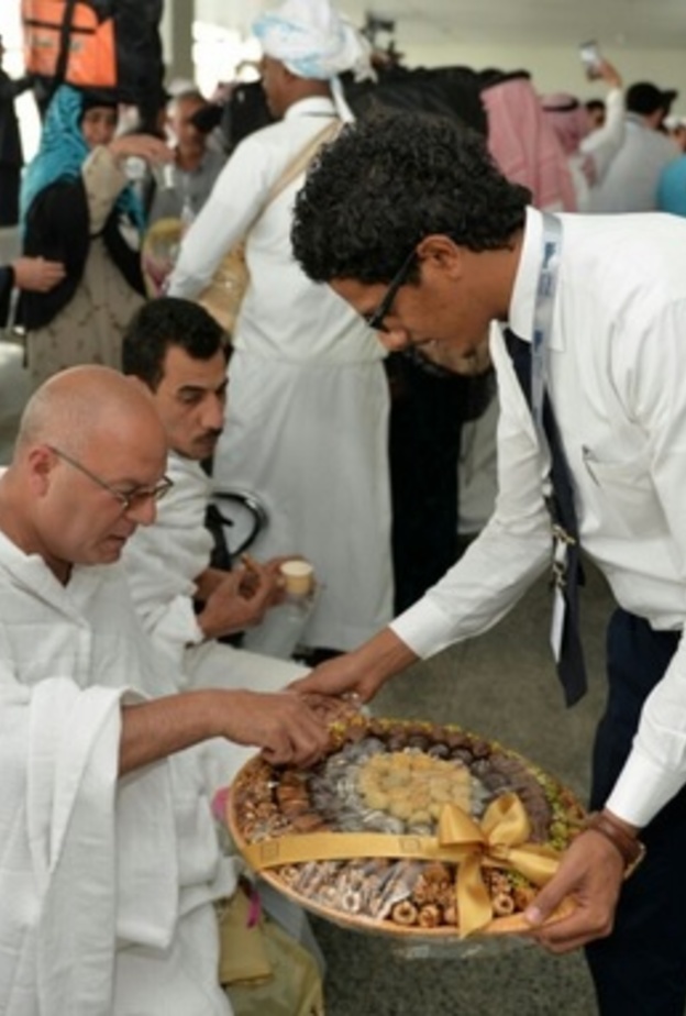 الحفاوة في استقبال المعتمرين 