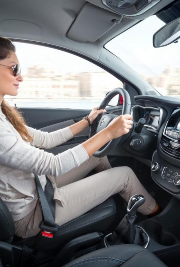 ما العلاقة بين الجلوس الطويل في السيارة والاصابة بجلطة الساق