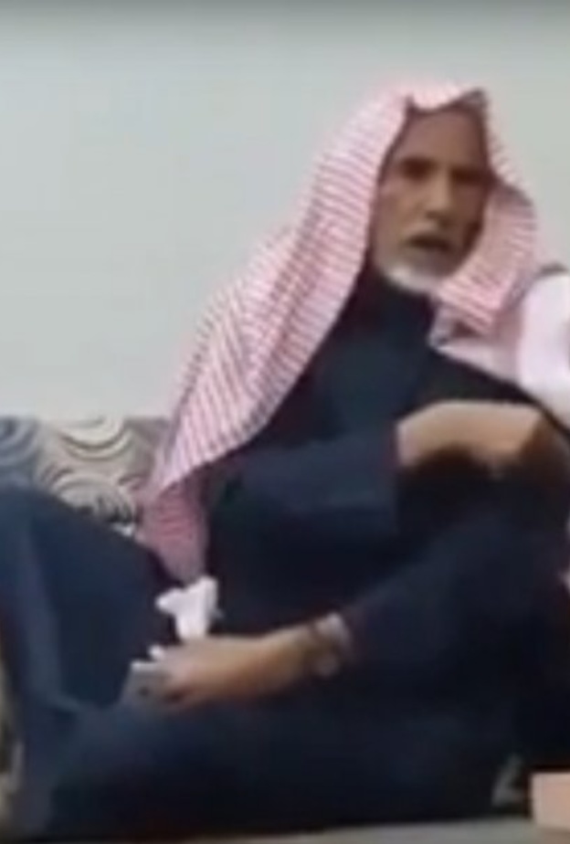 شايب سعودي يسخر من انشغال الشباب بالجوال بطريقة كوميدية