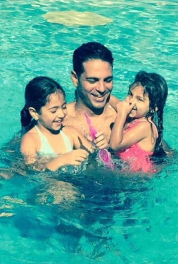 طليق نيللي كريم وابنتيه منها