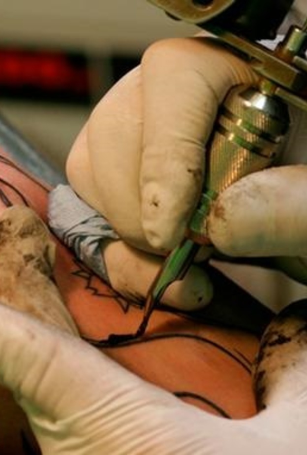 ما هي الامراض الخطيرة التي يتسبب بها الوشم؟