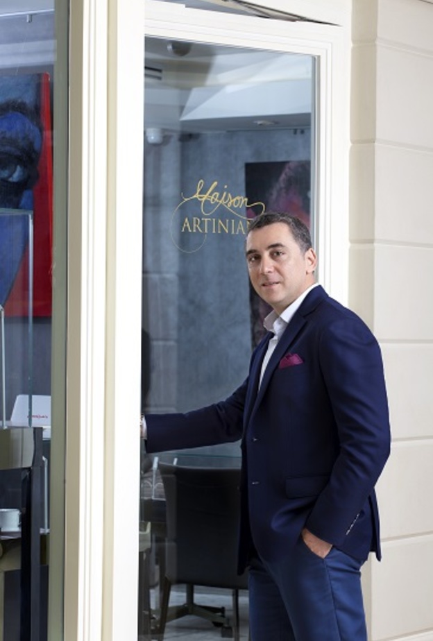 سلسلة بالذهب الأبيض يتدلى منه رأس الأسد مرصع بالألماس والأحجار الكريمة