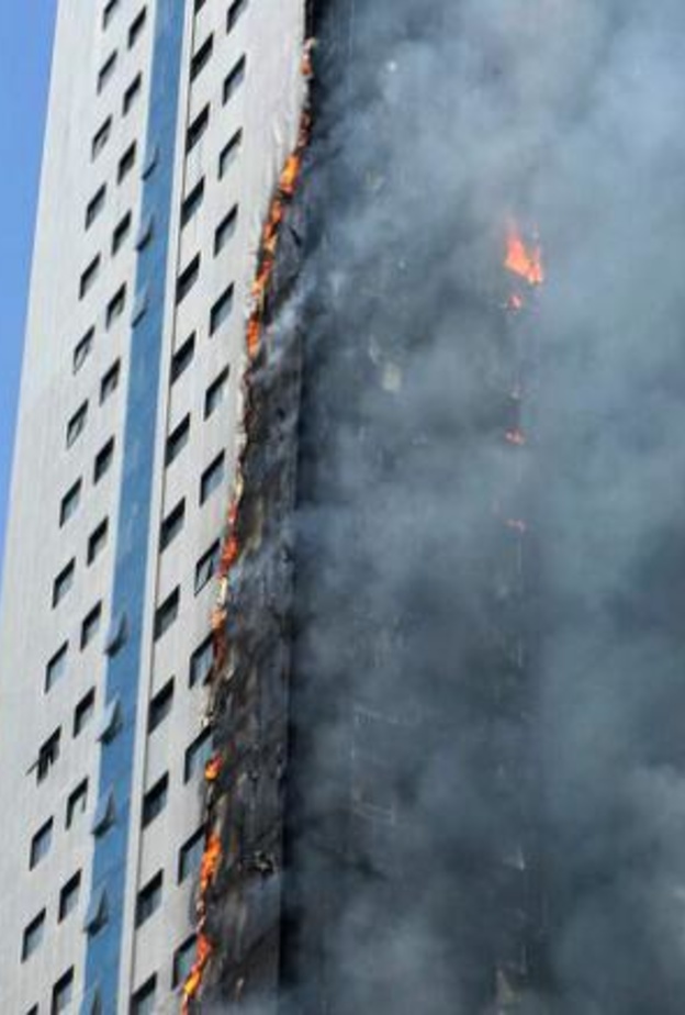 حريق ضخم يلتهم برجا سكنيا بالشارقة