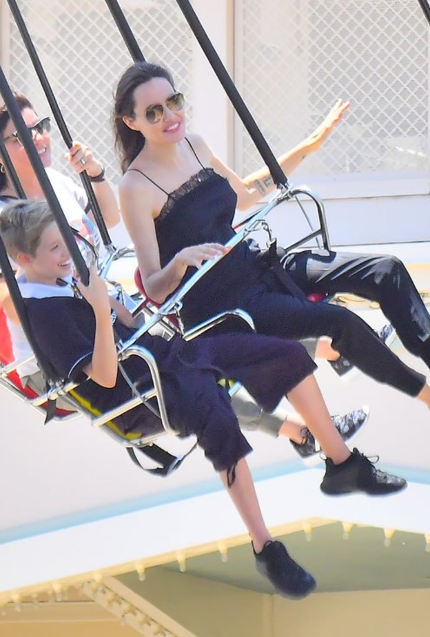 أنجلينا جولي كانت برفقة أطفالها في ديزني لاند