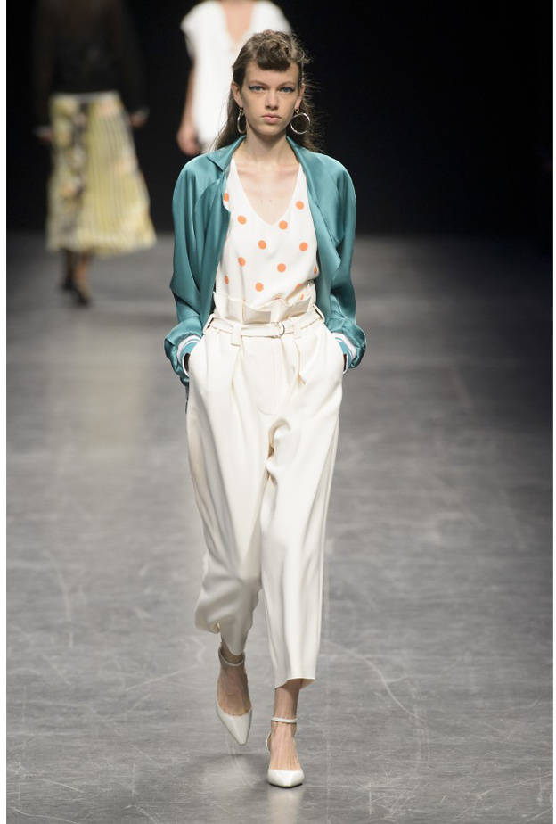 سروال أسود ضيّق من دار كارفن.