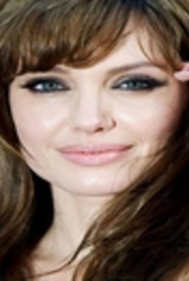 أنجلينا جولي تنفي خبر زواجها من براد بيت 