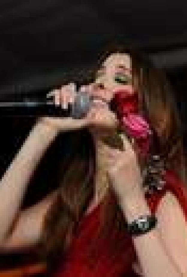 نانسي تتألق بالأحمر في جنة بحمدون