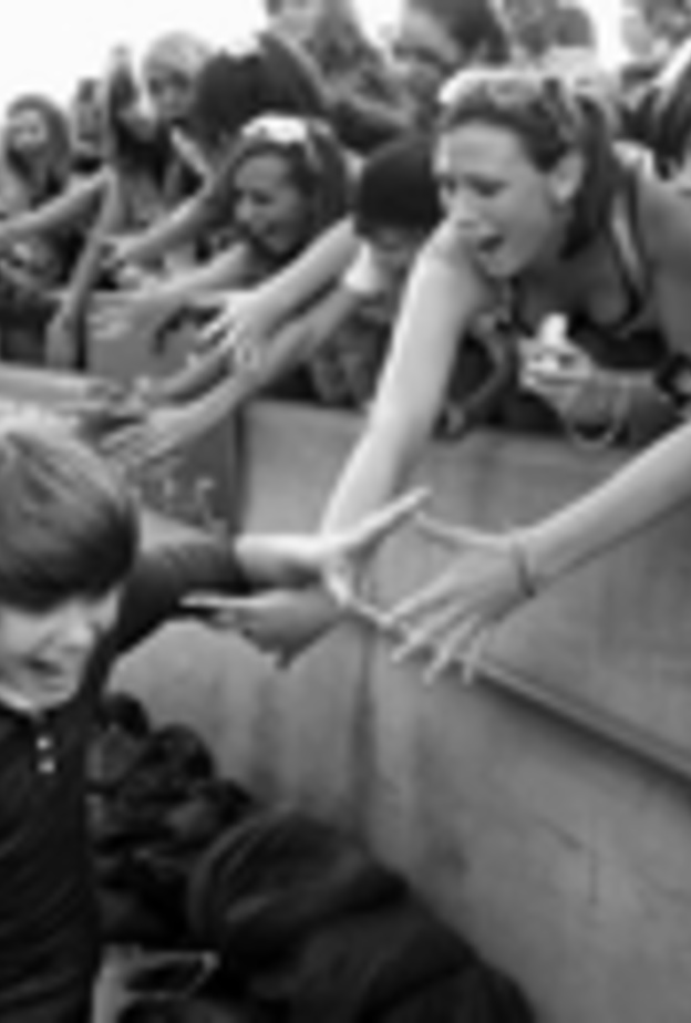 معجبات جاستن بيبر يهاجمن فتاة ادعت الإنجاب منه