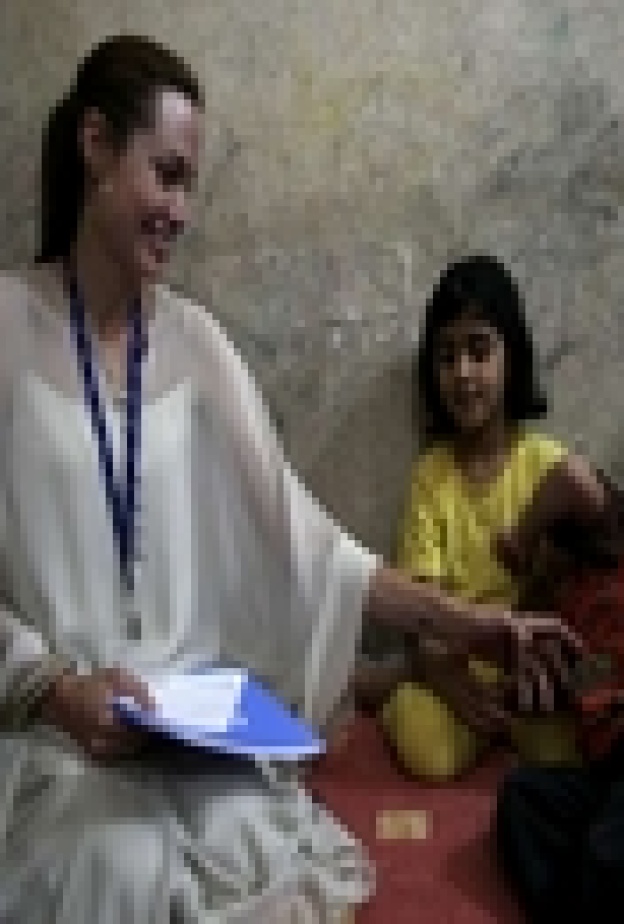 أنجلينا جولي تجوّع نفسها تضامناً مع الفقراء