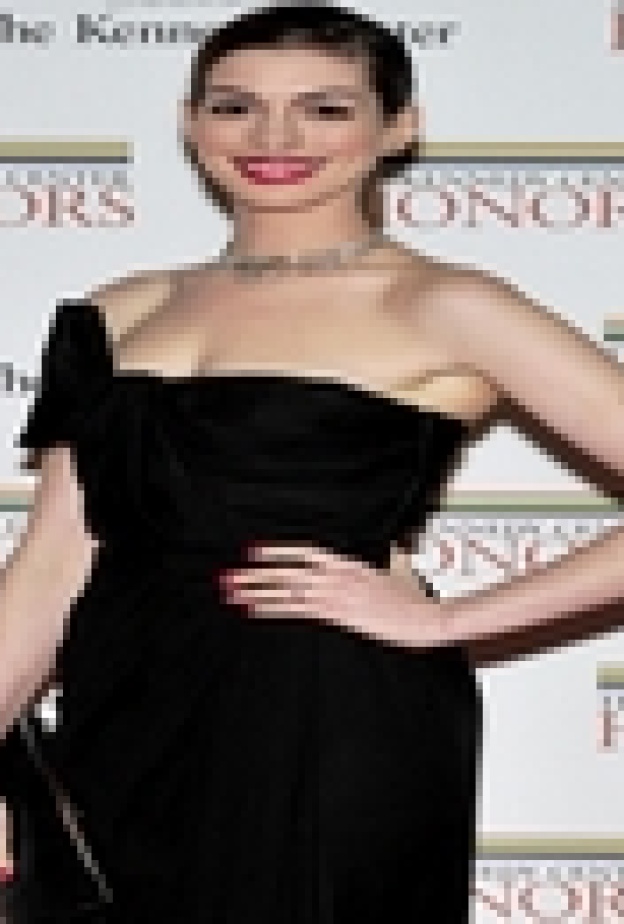 الممثلة آن هاثاواي تتباهى بخاتم خطوبتها