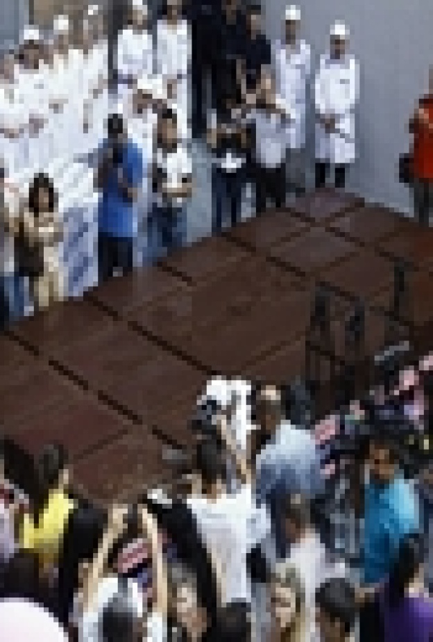 لوح شوكولاته من الإمارات يدخل كتاب غينيس كأكبر &quot;قالب&quot; شوكولاته في العالم