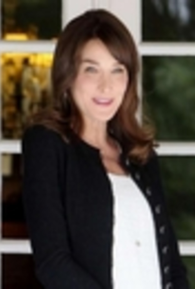 كارلا ساركوزي تنجب طفلة